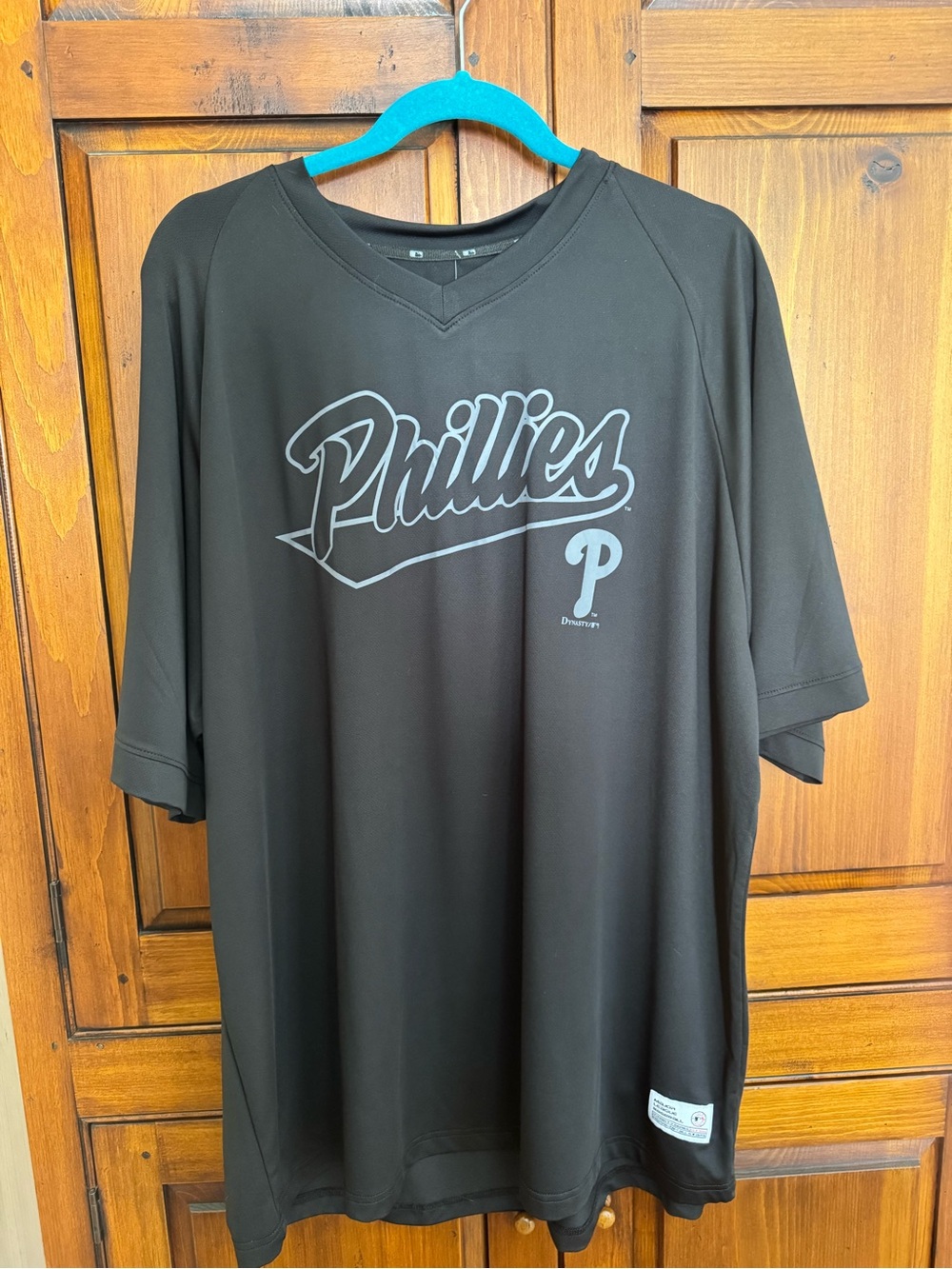 MLB Dynasty Series Black 2XL Philadelphia Phillies V-Neck Teeshirt. NWT